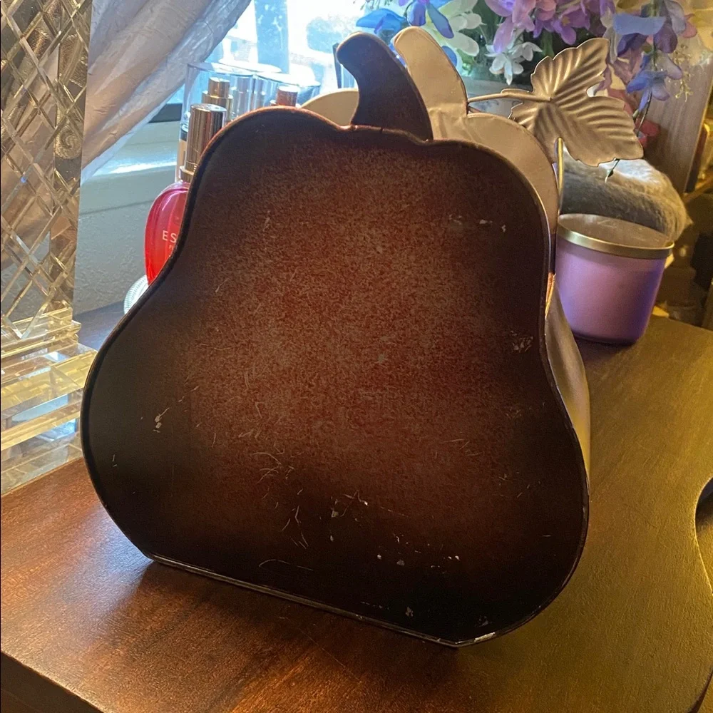 Vintage tin copper tone fall planter. Overall good condition, normal age ware.